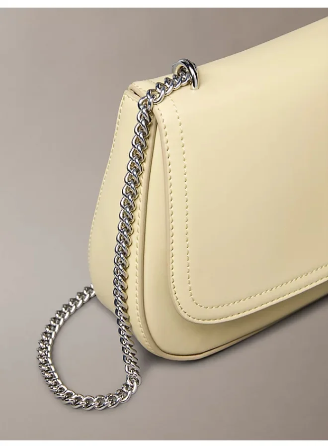 كالفن كلاين حقيبة كتف بشعار